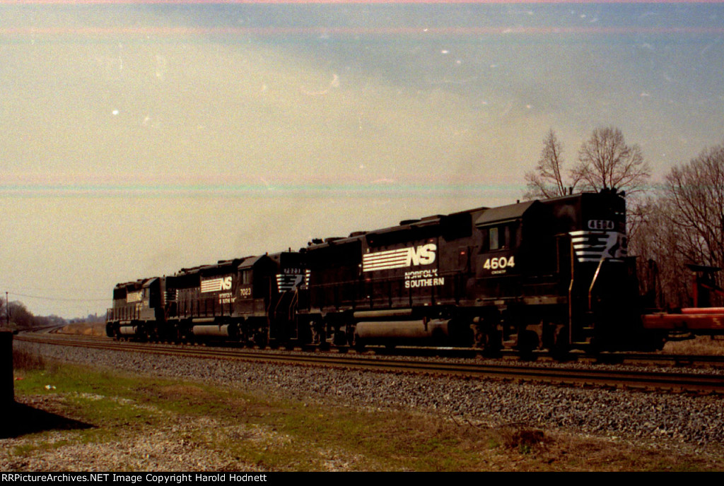 NS 4604 is the last of three locos on a southbound train